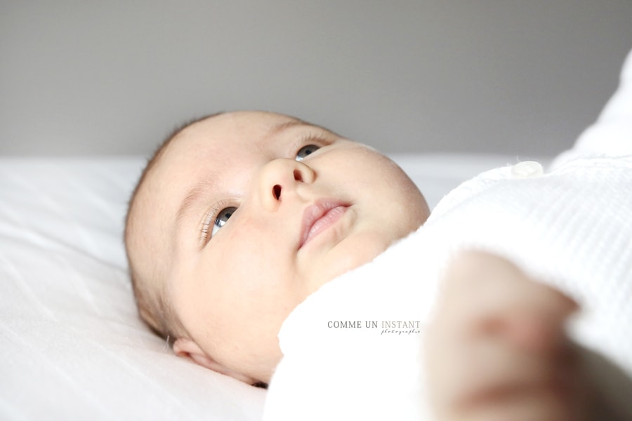 reportage photographe nouveau né - bébé - nouveau né studio - photographe professionnelle bébé aux yeux bleus - photographie bébés en plein coeur de Maisons Alfort (94700 Val de Marne 94) - bébé studio