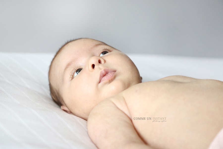 bébé - photographe bébés - nouveau né - bébé aux yeux bleus - photographe pro nouveau né studio - photographe à domicile bébé studio