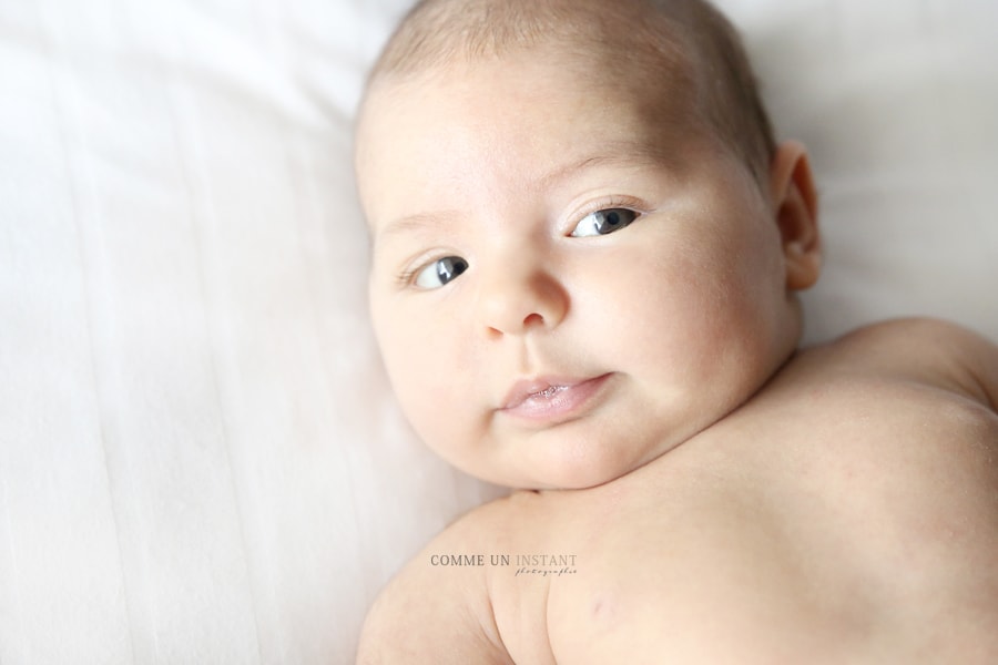 bébé aux yeux bleus - photographe pro nouveau né - nouveau né studio - photographe pro bébé - bébé studio - reportage photographe de bebes