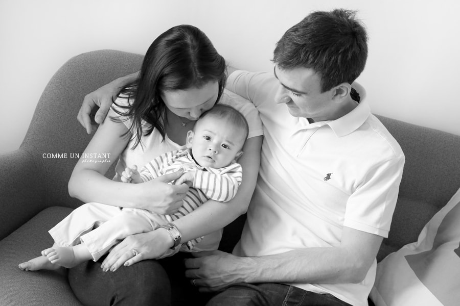 photographe famille studio - famille - amour - bébé asiatique - bébé studio - shooting de bébé - bébé - shooting noir et blanc - famille asiatique