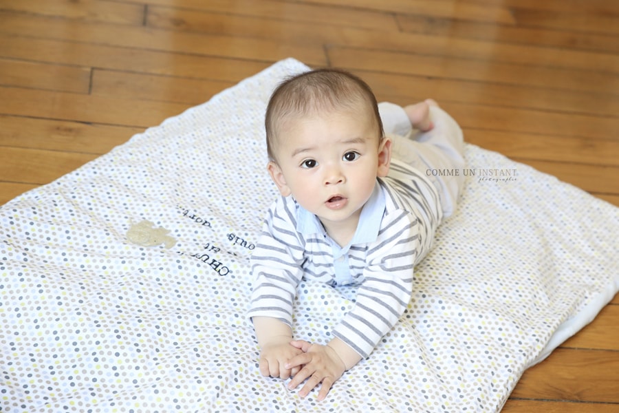 shooting de bébés a Cergy Pontoise (95100 Val d'Oise 95) - reportage photographe bébé studio - photographe à domicile bébé asiatique - photographe a domicile bébé en train de jouer - bébé