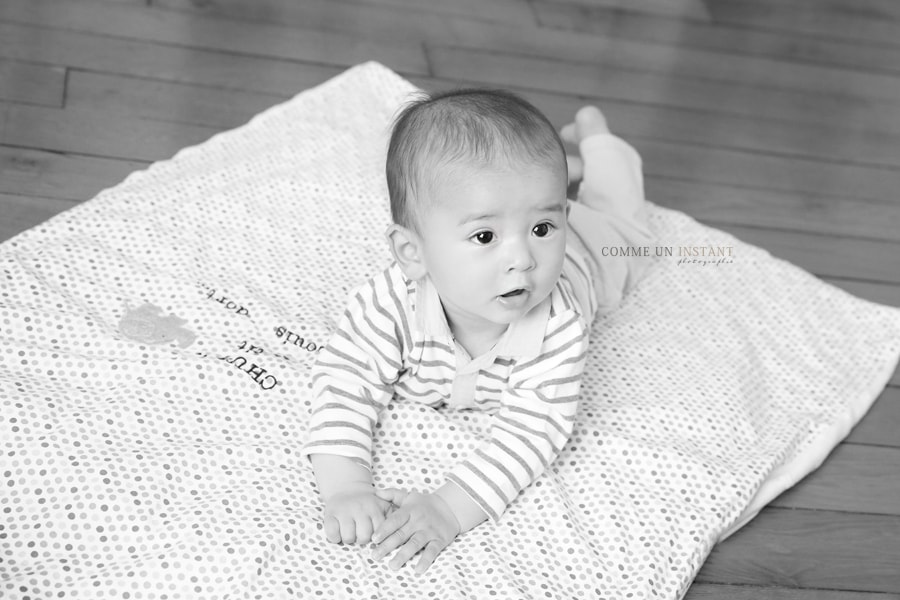 photographe professionnelle bébé, photographe pro bébé, noir et blanc, photographe a domicile bébé asiatique, bébé en train de jouer, bébé studio