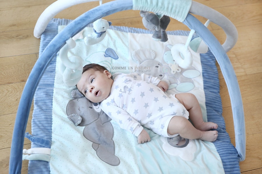 bébé - photographe a domicile de bebes sur Rueil Malmaison (92500 Hauts de Seine 92) - nouveau né studio - bébé en train de jouer - reportage photographe nouveau né - bébé studio - photographe bébé aux yeux bleus