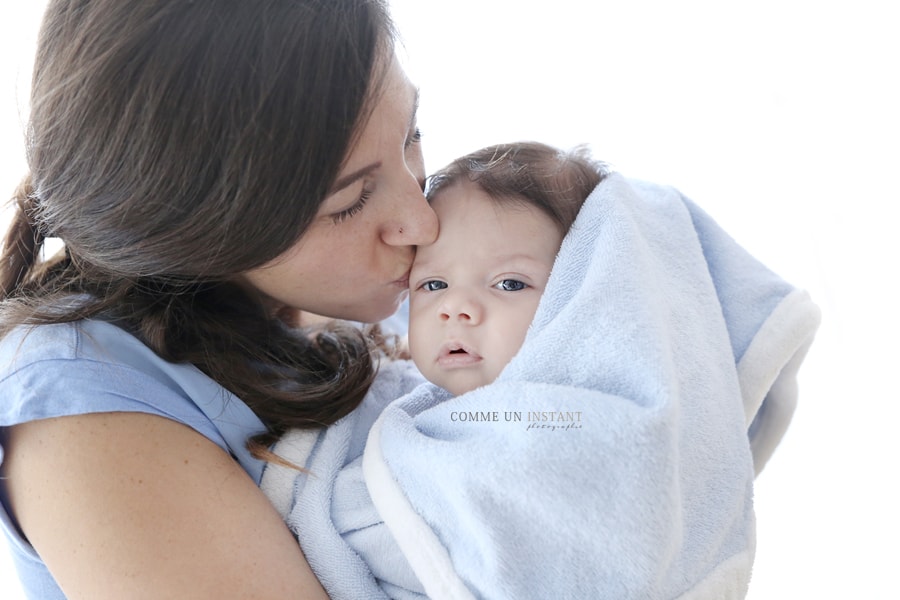 photographe professionnelle bébé, famille, photographie bébé aux yeux bleus, nouveau né studio, photographe pro pour bébés en plein coeur de Franconville (95130 Val d'Oise 95), nouveau né, photographie famille studio, photographe pro amour, photographe à domicile bébé studio