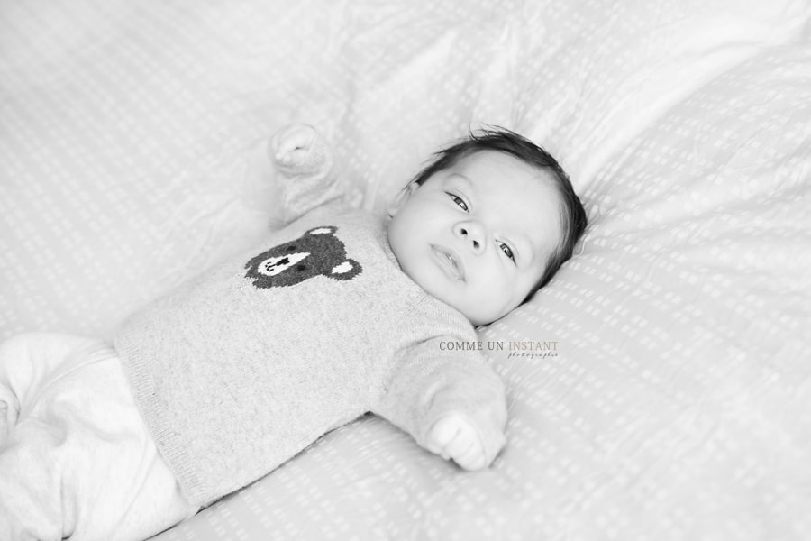 bébé aux yeux bleus - shooting nouveau né studio - shooting à domicile de bebe - noir et blanc - bébé studio - photographe professionnelle bébé - nouveau né