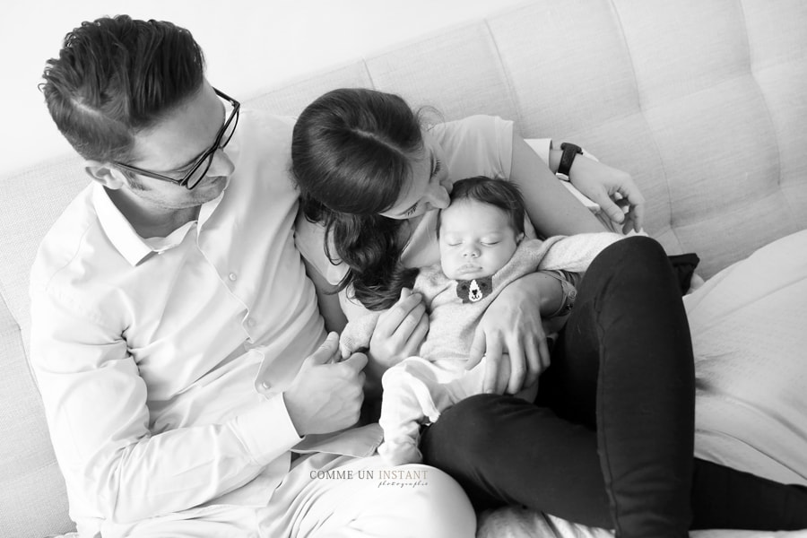 photographe a domicile bébé en train de dormir - shooting à domicile bébé - photographe bébé - photographe à domicile bébé studio - nouveau né studio - shooting nouveau né - amour - shooting famille - photographe à domicile noir et blanc - shooting à domicile bébé aux yeux bleus - nouveau né en train de dormir - famille studio