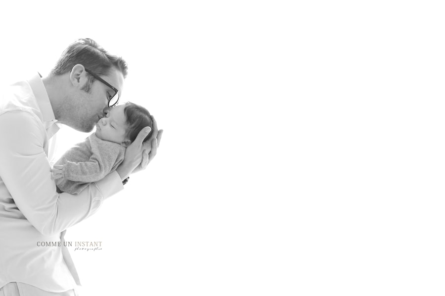 shooting famille studio - reportage photographe bébé aux yeux bleus - photographe a domicile bébé studio - shooting noir et blanc - famille - photographe pro nouveau né studio - photographe pro amour - bébé - shooting à domicile bebes à Paris (75000 Paris 75) et sa région - nouveau né - nouveau né en train de dormir - bébé en train de dormir