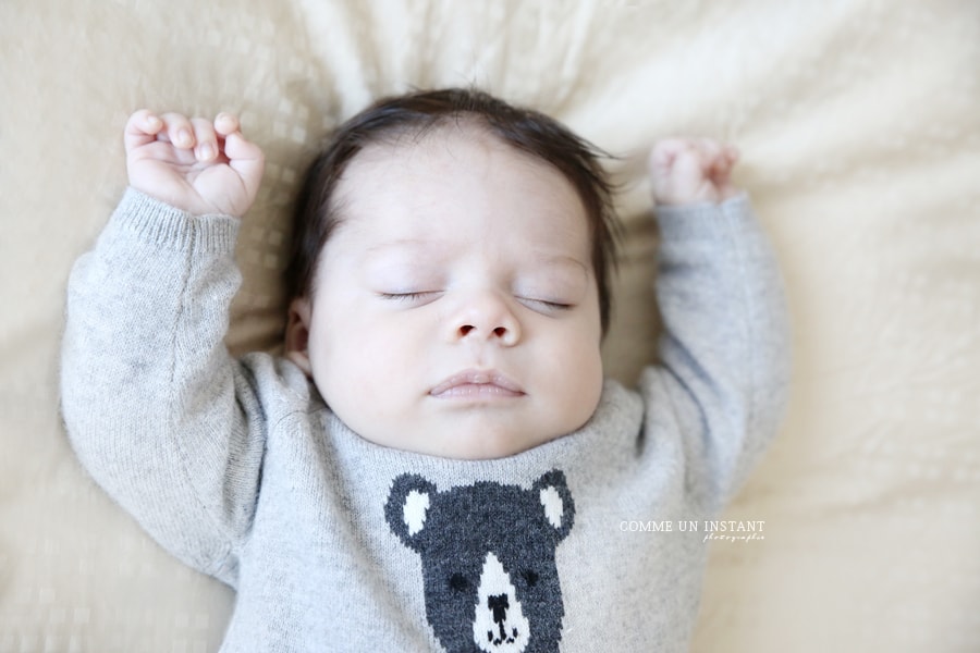 bébé studio, shooting à domicile nouveau né, nouveau né studio, bébé, photographe a domicile bébé aux yeux bleus, bébé en train de dormir, nouveau né en train de dormir, photographe professionnelle bébés