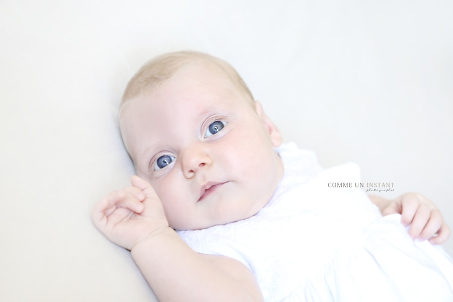 photographe nouveau né studio - shooting à domicile bébé studio - reportage photographe bébé - shooting à domicile bébé aux yeux bleus - photographe professionnelle nouveau né - photographe pour bebe