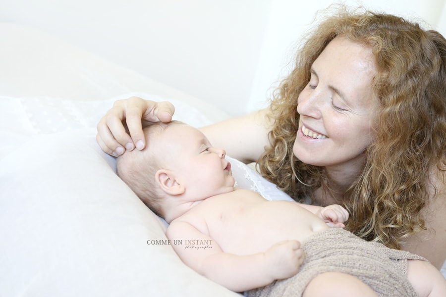 shooting à domicile bébé à Saint Germain en Laye (78100 Yvelines 78) - nouveau né - photographe à domicile bébé studio - famille - amour - photographe pro bébé aux yeux bleus - photographe à domicile nouveau né studio - famille studio - photographie bébé