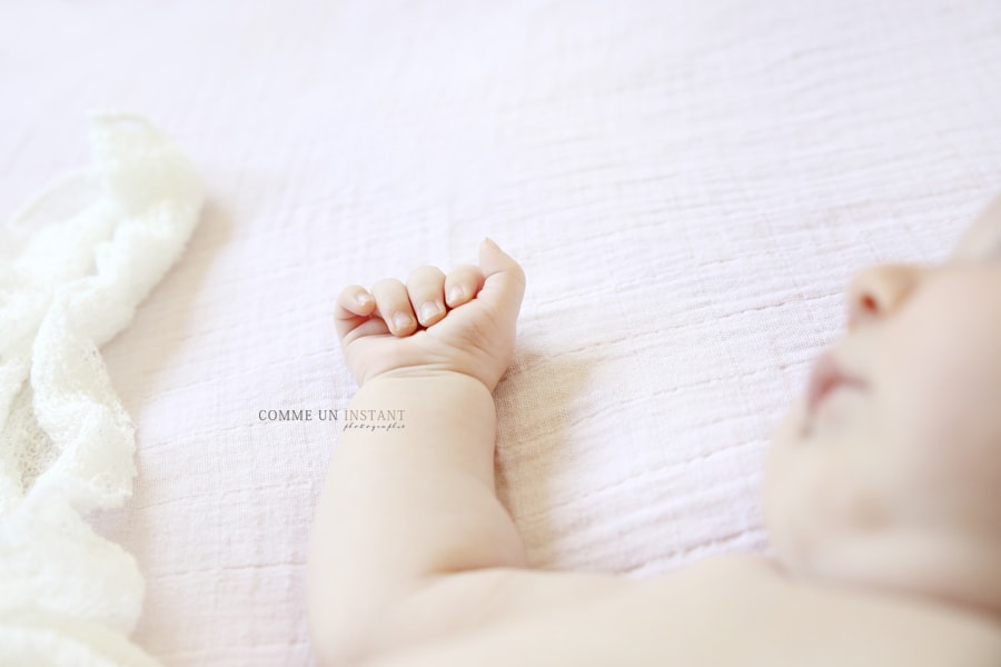 nouveau né studio - photographe pour bebe sur Saint Germain en Laye (78100 Yvelines 78) et sa région - petites mains - photographe a domicile nouveau né - photographe pro bébé aux yeux bleus - bébé - bébé studio