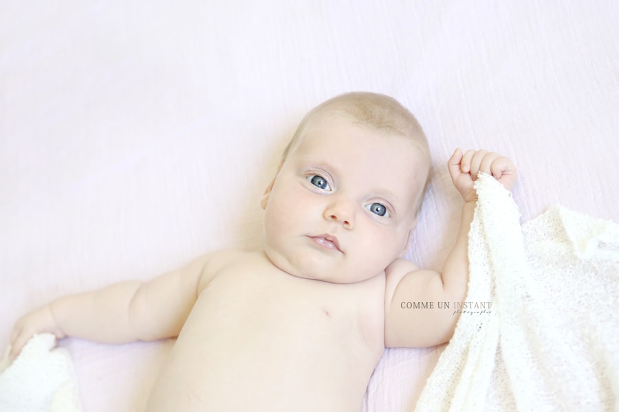 photographe à domicile pour bébé en centre ville de Nanterre (92000 Hauts de Seine 92) et sa région, nouveau né, bébé studio, photographe pro nouveau né studio, bébé, photographe bébé aux yeux bleus