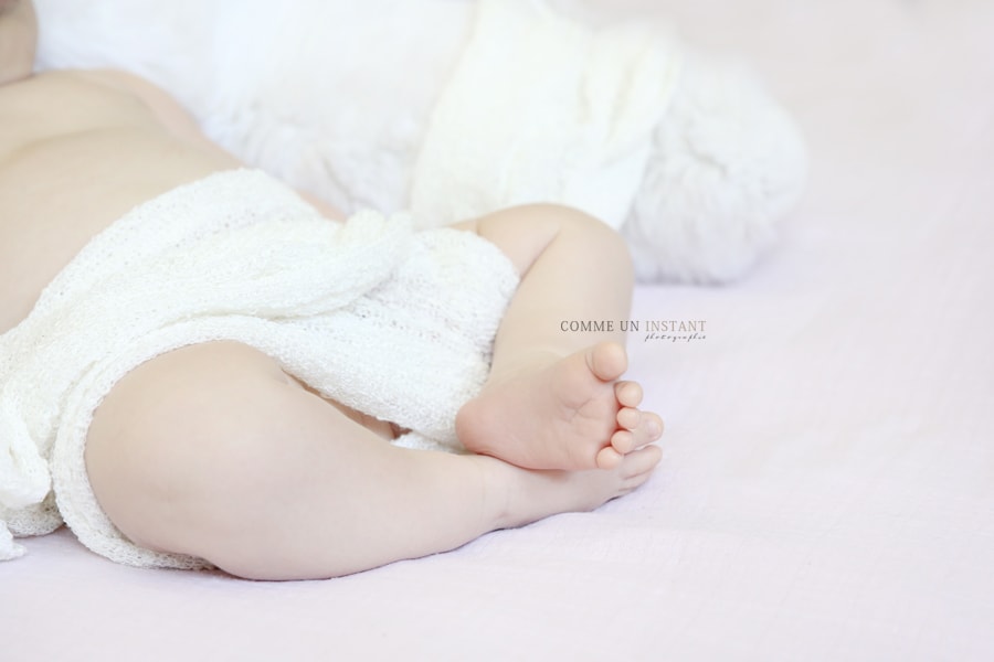 photographie bébé aux yeux bleus - bébé - reportage photographe bébé studio - photographie pour bébés - nouveau né en train de dormir - photographe à domicile petits pieds, petit peton - nouveau né - photographe professionnelle nouveau né studio