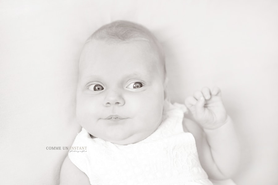 photographe à domicile sépia - bébé studio - photographe professionnelle bébé aux yeux bleus - photographe à domicile bébé - nouveau né - photographie de bebe - photographe a domicile nouveau né studio