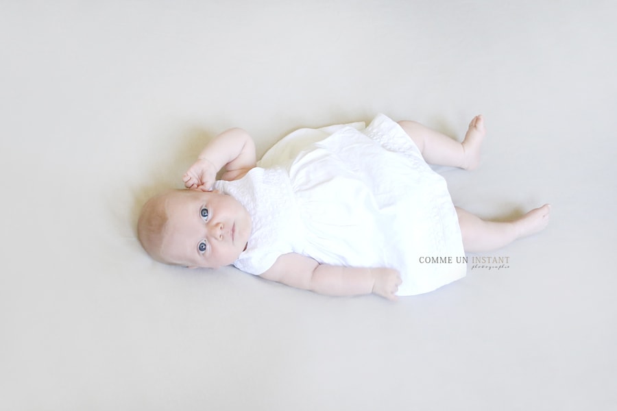 bébé studio - shooting nouveau né - photographe bébé aux yeux bleus - shooting pour bebe - photographe a domicile nouveau né studio - bébé