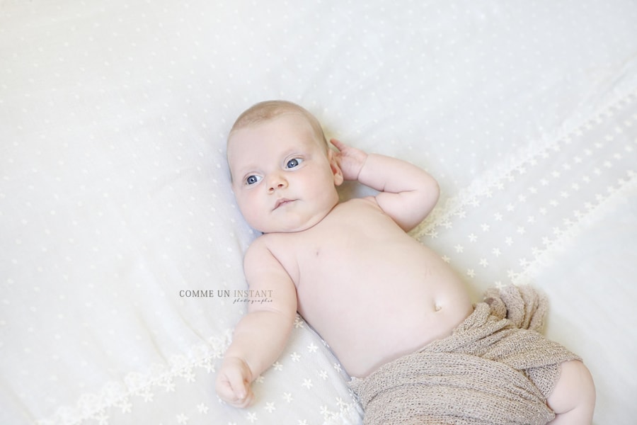 reportage photographe nouveau né - bébé - photographe à domicile pour bebes - nouveau né studio - bébé aux yeux bleus - photographe a domicile bébé studio