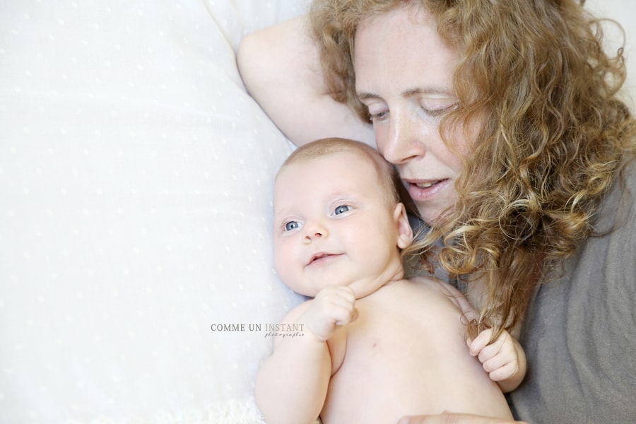 nouveau né studio - amour - shooting nouveau né - bébé - bébé studio - famille - shooting de bebes a Levallois Perret (92300 Hauts de Seine 92) et sa région - photographe pro famille studio - shooting bébé aux yeux bleus