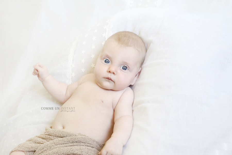 bébé studio, photographe pro pour bébés, photographe professionnelle nouveau né studio, shooting bébé aux yeux bleus, nouveau né, photographe bébé
