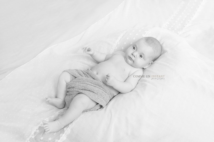 photographie nouveau né studio - noir et blanc - photographe professionnelle nouveau né - photographe bébé - photographe a domicile de bebes a Versailles (78000 Yvelines 78) et sa région - photographe a domicile bébé studio - reportage photographe bébé aux yeux bleus