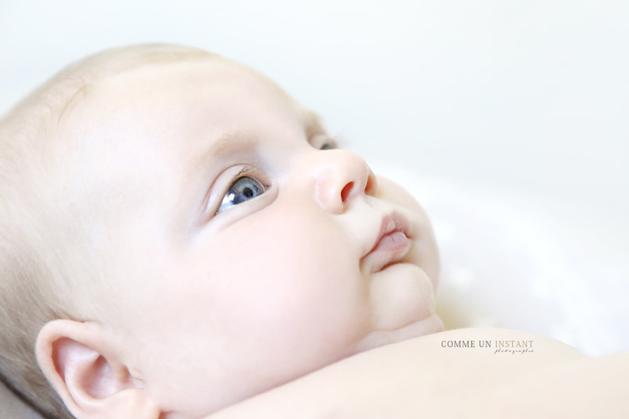 photographe professionnelle nouveau né - photographe professionnelle pour bébés - bébé studio - photographe a domicile nouveau né studio - shooting bébé aux yeux bleus - bébé