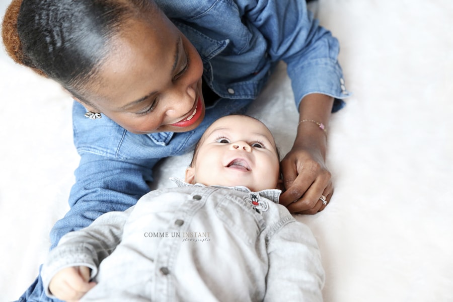 famille studio - reportage photographe amour - photographe a domicile pour bebes - famille - photographie bébé métis - famille métis - photographe à domicile bébé - bébé studio