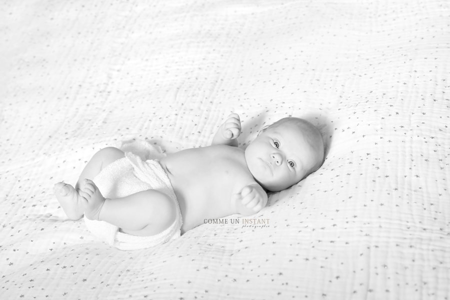 noir et blanc - reportage photographe bébés a Boulogne Billancourt (92100 Hauts de Seine 92) et sa région - bébé studio - nouveau né - nouveau né studio - photographe à domicile bébé - photographe à domicile bébé aux yeux bleus