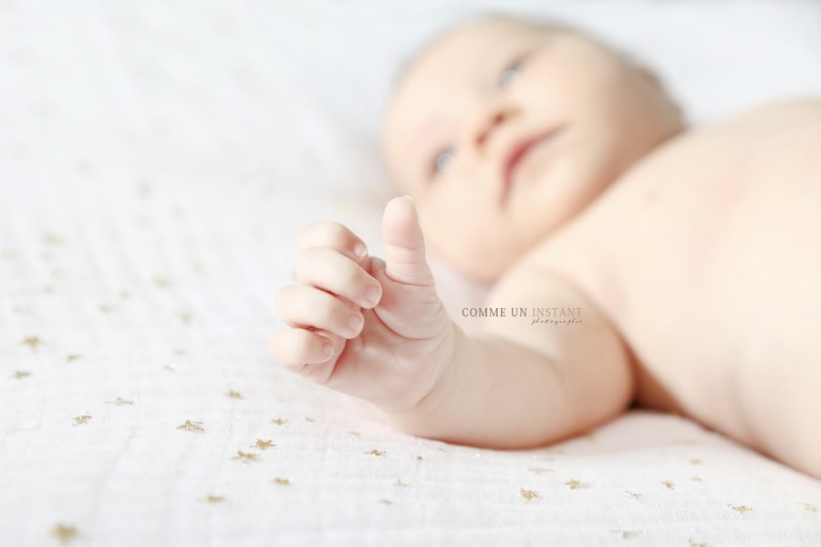 petites mains, bébé aux yeux bleus, nouveau né studio, photographe bébé, photographe de bebe, bébé studio, nouveau né