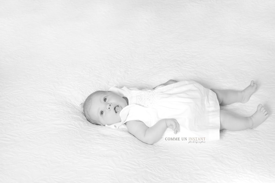 reportage photographe bébé aux yeux bleus - bébé - shooting nouveau né studio - bébé studio - photographie noir et blanc - photographe pro bébé a Montmorency (95160 Val d'Oise 95) et sa région - nouveau né