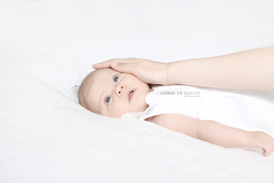 bébé studio, amour, photographe professionnelle bébé aux yeux bleus, bébé, nouveau né studio, famille, shooting nouveau né, reportage photographe famille studio, photographe a domicile de bebes