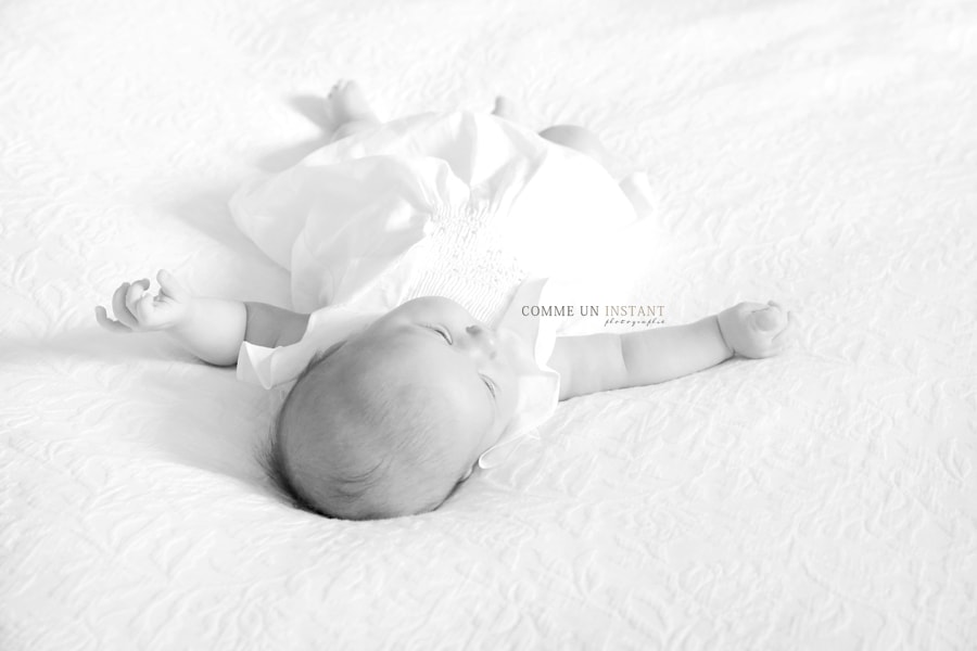 reportage photographe nouveau né, noir et blanc, photographie bébé aux yeux bleus, bébé, shooting à domicile de bebe en centre ville de Levallois Perret (92300 Hauts de Seine 92), nouveau né studio, bébé studio