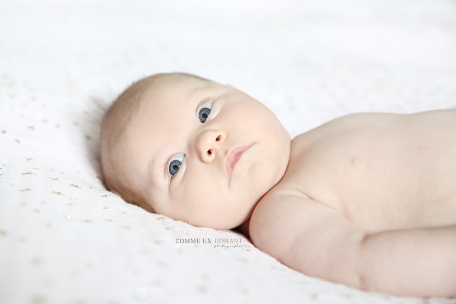 bébé, nouveau né, photographe professionnelle de bébé en centre ville de Saint Germain en Laye (78100 Yvelines 78) et sa région, photographie nouveau né studio, bébé aux yeux bleus, bébé studio