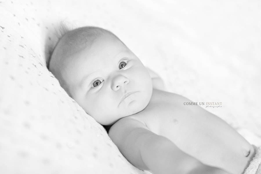 photographe professionnelle bébé studio, bébé, photographe a domicile bébé aux yeux bleus, shooting noir et blanc, photographe à domicile nouveau né, photographe de bébés à Versailles (78000 Yvelines 78) et sa région, photographe à domicile nouveau né studio