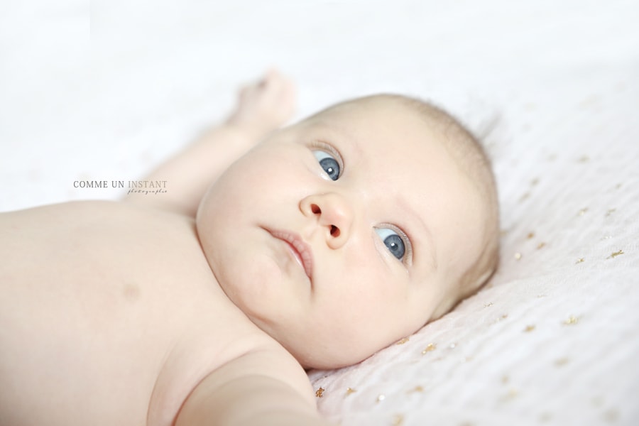 shooting bébé studio - bébé - photographe pro bébé aux yeux bleus - photographe pro nouveau né studio - shooting bébé - photographe a domicile nouveau né