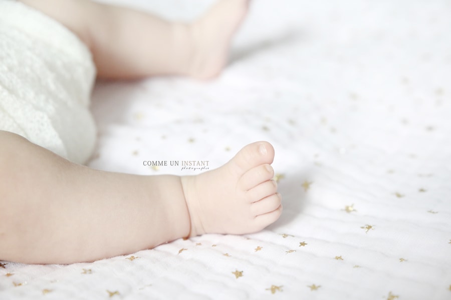 photographe pro nouveau né studio, petits pieds, petit peton, reportage photographe pour bébés, photographe pro nouveau né, shooting à domicile nouveau né en train de dormir, bébé aux yeux bleus, photographe professionnelle bébé, bébé studio