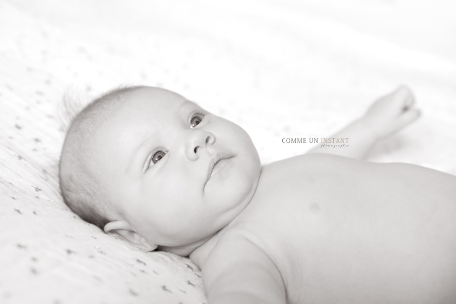 nouveau né studio, shooting pour bébé, photographe à domicile sépia, photographe pro nouveau né, bébé, noir et blanc, bébé aux yeux bleus, bébé studio