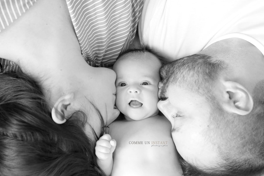 famille - shooting à domicile noir et blanc - photographe à domicile bébé en plein coeur de Boulogne Billancourt (92100 Hauts de Seine 92) - nouveau né - famille studio - shooting à domicile nouveau né studio - amour - shooting à domicile bébé aux yeux bleus - bébé