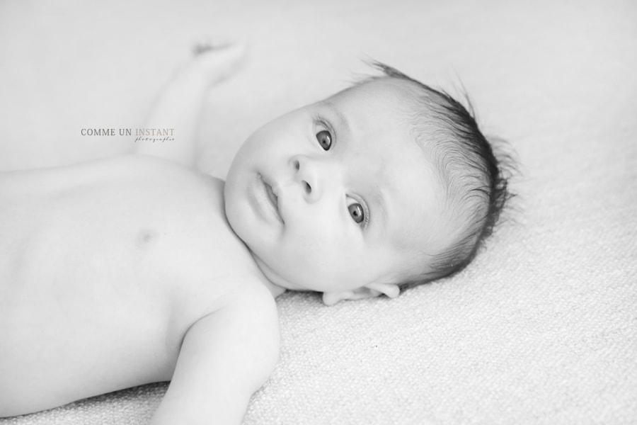 shooting bébé aux yeux bleus, photographe a domicile bébé studio, shooting de bebes, nouveau né studio, bébé, nouveau né, photographie noir et blanc