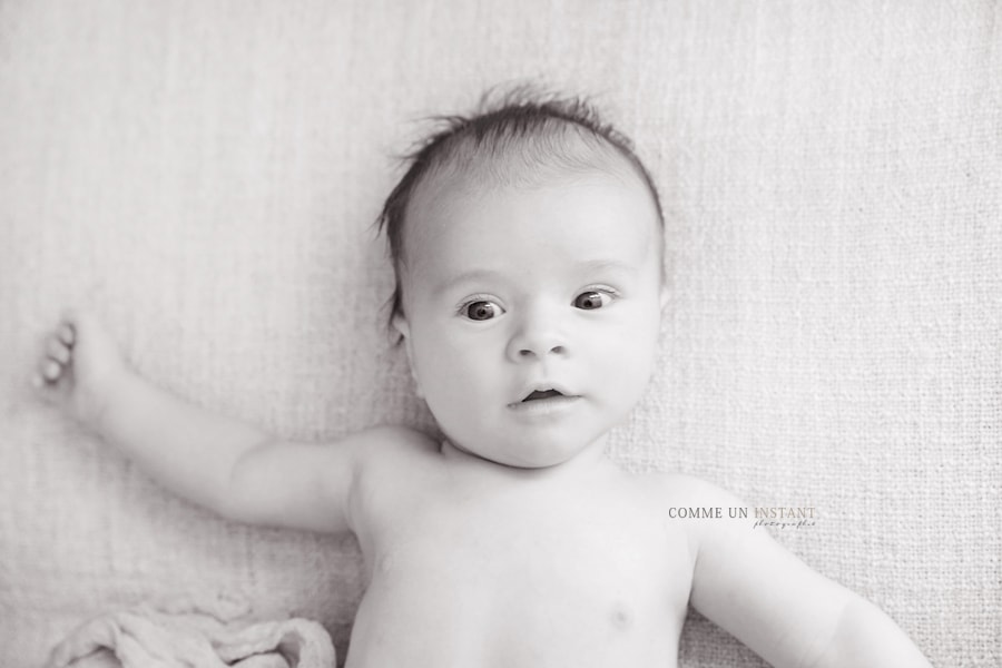 bébé aux yeux bleus - bébé - photographe à domicile sépia - nouveau né studio - bébé studio - photographe pro bébés - nouveau né