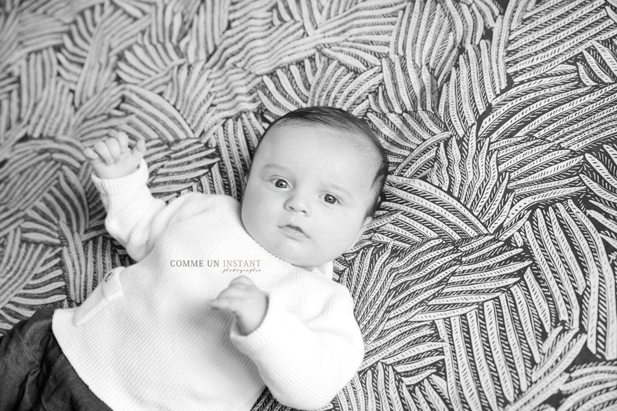 shooting à domicile de bébé en centre ville de Saint Germain en Laye (78100 Yvelines 78) - photographie bébé aux yeux bleus - bébé studio - reportage photographe noir et blanc - bébé