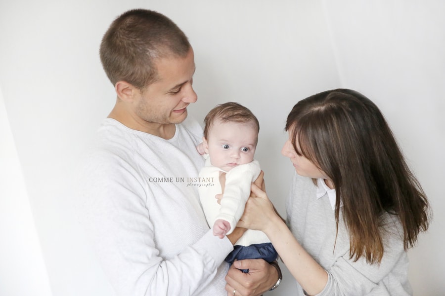 shooting à domicile amour, photographe a domicile bébé aux yeux bleus, bébé studio, shooting à domicile bébé, photographe a domicile pour bebe à Vincennes (94300 Val de Marne 94), shooting famille studio, famille