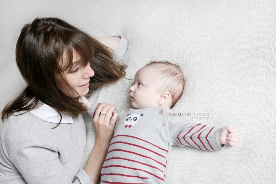 bébé studio - bébé aux yeux bleus - amour - photographie pour bébés - shooting bébé - famille studio - photographe pro famille