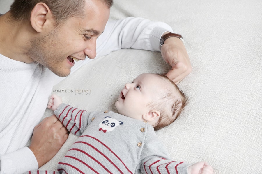 famille studio, reportage photographe bébé studio, shooting à domicile famille, reportage photographe bébé aux yeux bleus, photographe à domicile bebe, shooting bébé, shooting amour