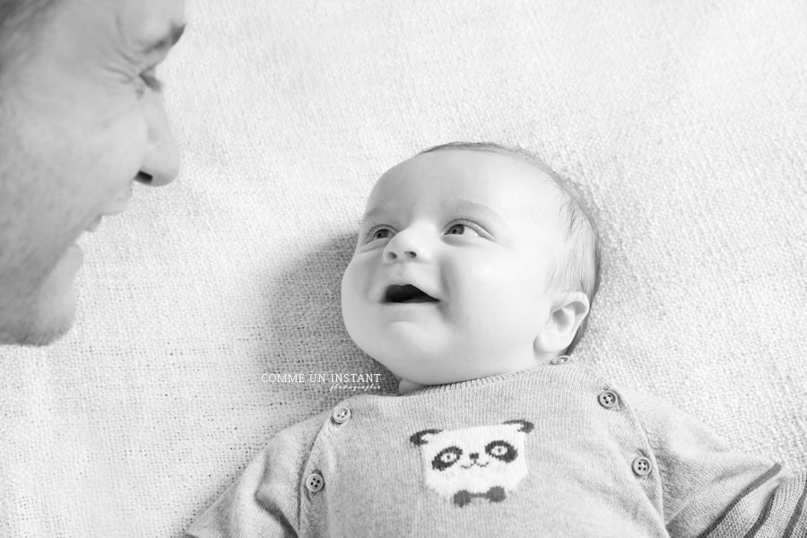 amour - bébé aux yeux bleus - noir et blanc - bébé - bébé studio - photographe a domicile famille studio - photographe pro famille - photographe a domicile bébés sur Levallois Perret (92300 Hauts de Seine 92) et sa région