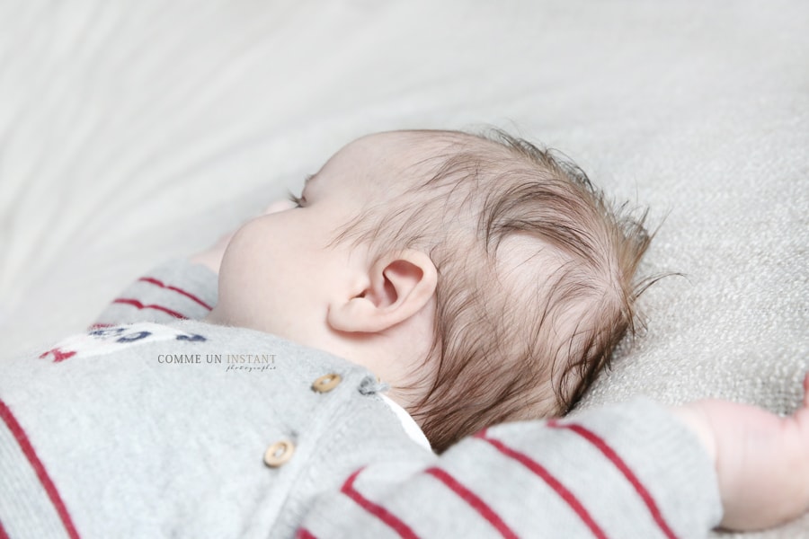 photographe a domicile bébé en centre ville de Sannois (95110 Val d'Oise 95), bébé, reportage photographe bébé aux yeux bleus, bébé studio
