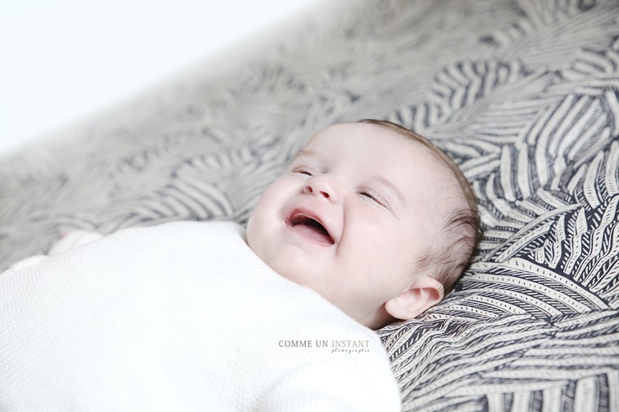 bébé aux yeux bleus, reportage photographe bébés, photographe professionnelle bébé studio, bébé