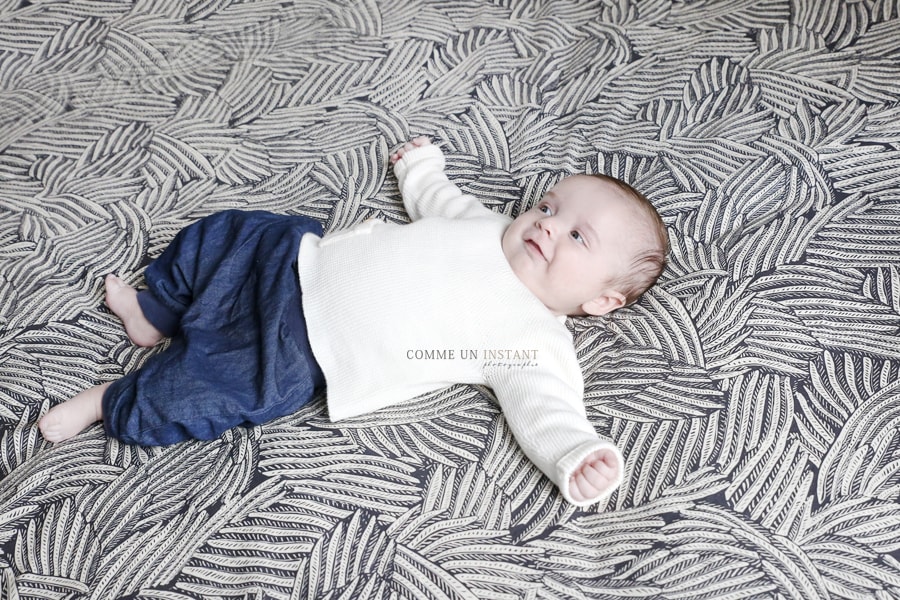 photographe bébé aux yeux bleus - bébé - shooting à domicile bebes - photographe professionnelle bébé studio