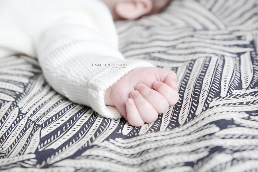 shooting à domicile petites mains, reportage photographe bébé en train de dormir, bébé studio, bébé, photographe pro de bébé sur Saint Germain en Laye (78100 Yvelines 78)