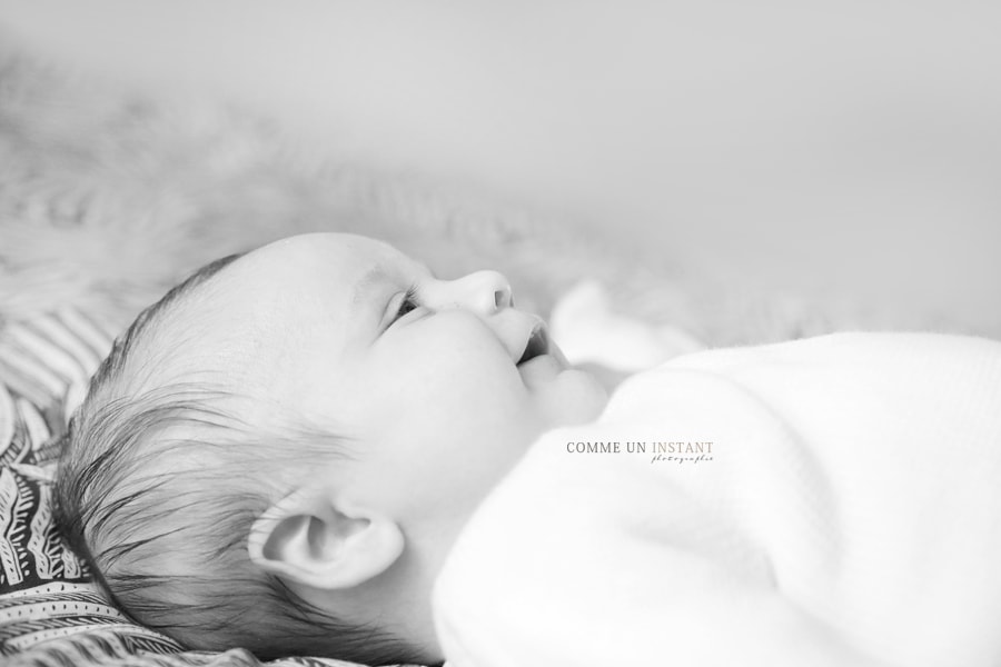 noir et blanc, photographe pro bébés à Paris (75000 Paris 75) et sa région, bébé studio, bébé aux yeux bleus, bébé