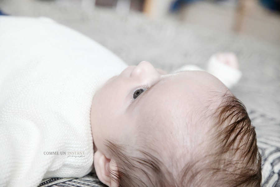 photographe professionnelle bébé aux yeux bleus, photographe bébé, shooting pour bebes en plein coeur de Herblay (95220 Val d'Oise 95), bébé studio