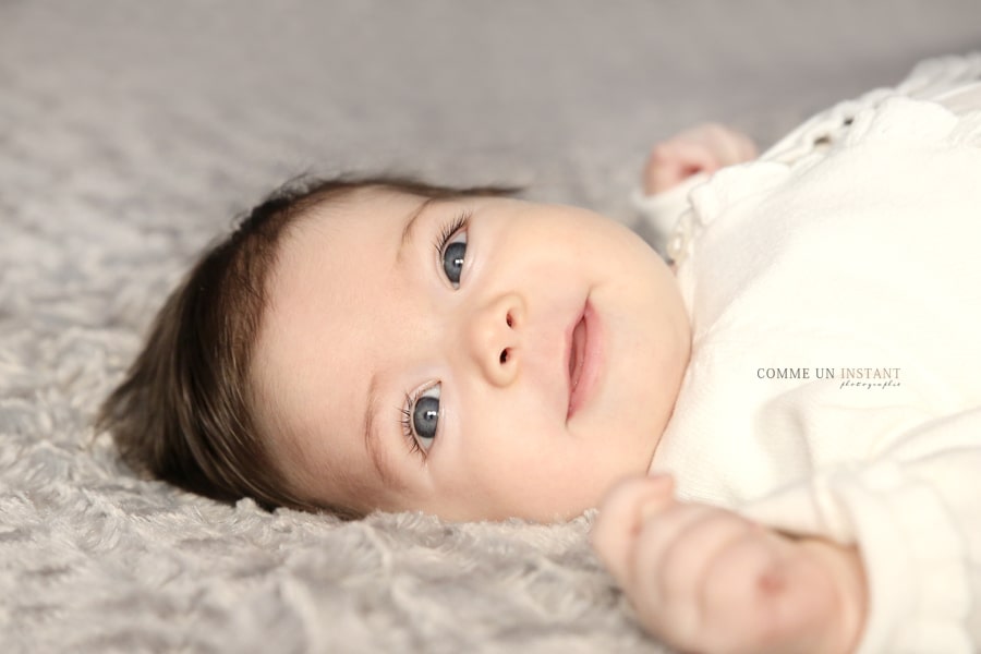 bébé, bébé en train de jouer, reportage photographe bébé aux yeux bleus, bébé studio, enfant, enfant studio, amour, photographe professionnelle de bébé